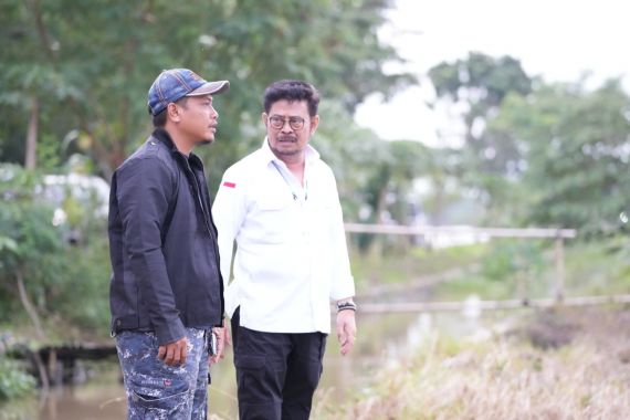 Ribuan Hektare Sawah di Karawang Terendam Banjir, Mentan SYL Menyemangati Petani - JPNN.COM