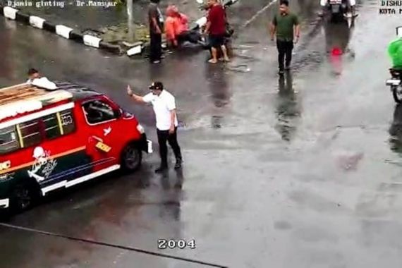 Detik-Detik Bobby Nasution Memarahi Sopir Angkot Terekam CCTV, Ini yang Terjadi - JPNN.COM