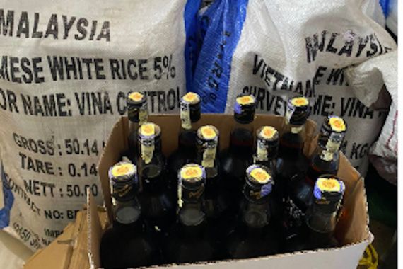 TNI AL Gagalkan Penyelundupan Ratusan Botol Miras Asal Malaysia, Lihat - JPNN.COM