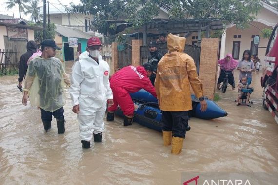 Banjir Melanda Tangerang, Tiga Orang Tewas Tersengat Listrik - JPNN.COM