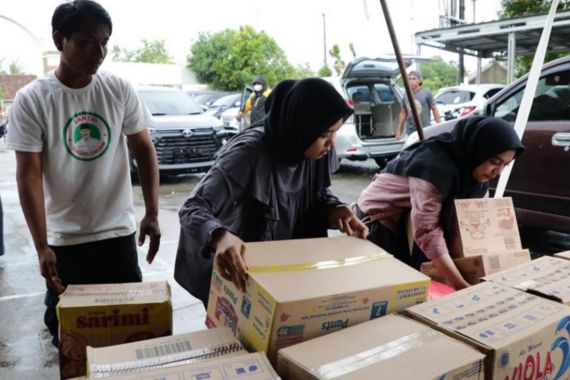 Santri Dukung Ganjar Menyalurkan Bantuan Kepada Korban Banjir di Karawang - JPNN.COM