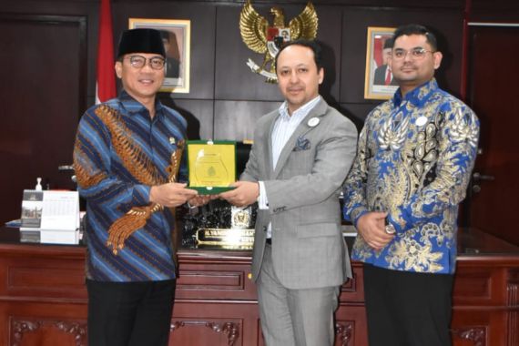 Wakil Ketua MPR Yandri Susanto Raih Penghargaan dari Green Climate International - JPNN.COM