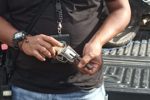 Gegara Bawa Senjata Api di Saku Celana, Aswan Ditangkap Polisi - JPNN.COM