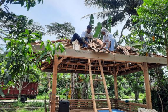 Komunitas Sopir Truk Dukung Ganjar Perbaiki Gazebo di Kampung Cariu - JPNN.COM