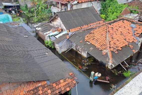 Banjir di Wilayah Bekasi Ini Tak Pernah Surut, Bau Menyengat dan Penyakit Kulit Sudah Biasa - JPNN.COM