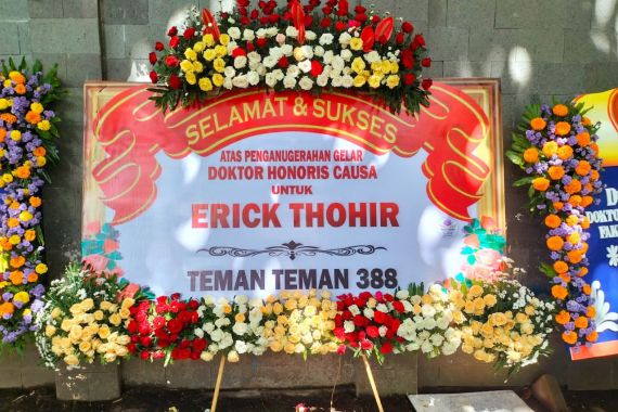Ratusan Karangan Bunga untuk Erick Thohir Banjiri Universitas Brawijaya - JPNN.COM