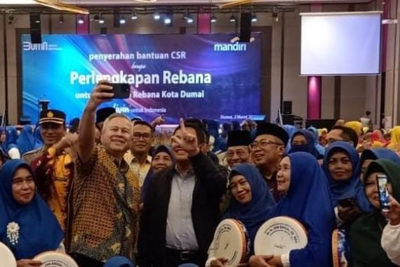 Bank Mandiri Serahkan Bantuan ke Posyandu dan Grup Rebana di Riau - JPNN.COM