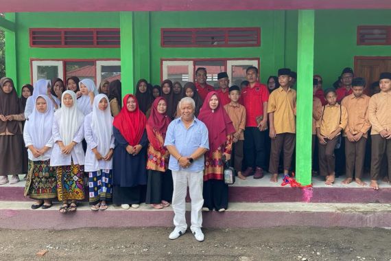 Rachmat Hidayat Kembali Salurkan 49 RTLH dan RKB Ponpes di Pulau Lombok - JPNN.COM