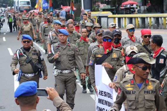 5 Berita Terpopuler: Guru dan Satpol PP Menagih Janji, Masjid Istiqlal Jadi Lautan Putih, Darmadi Bilang Begini - JPNN.COM