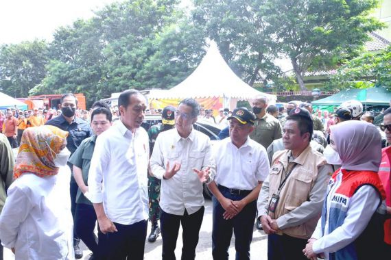 Direksi Pertamina Dampingi Presiden Jokowi Kunjungi Posko Pengungsian di RPTRA Rasela - JPNN.COM