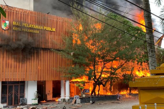 MPP Pekanbaru Kebakaran, Terdengar Beberapa Kali Ledakan, Lihat - JPNN.COM