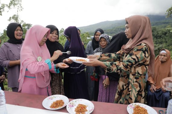 Kowarteg Dukung Ganjar Gelar Demo Memasak dan Bagikan Peralatan Dapur di SukabumI - JPNN.COM