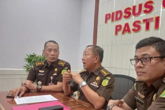 Mantan Kepala DLH Kota Bandar Lampung jadi Tersangka Korupsi Retribusi Sampah - JPNN.COM