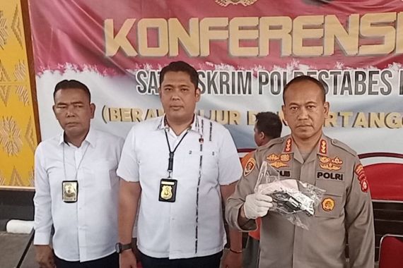 Gegara Senjata Api, Pedagang Pecel Lele di Palembang Ditangkap Polisi - JPNN.COM