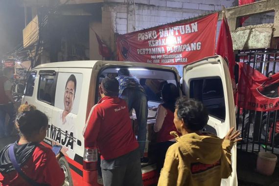 Sayap Pemuda PDIP Bantu Warga Korban Kebakaran Depot Plumpang - JPNN.COM