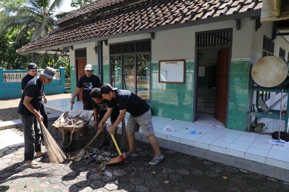 Ganjar Muda Padjajaran Gelar Aksi Bersih-Bersih Lingkungan di Kota Banjar - JPNN.COM