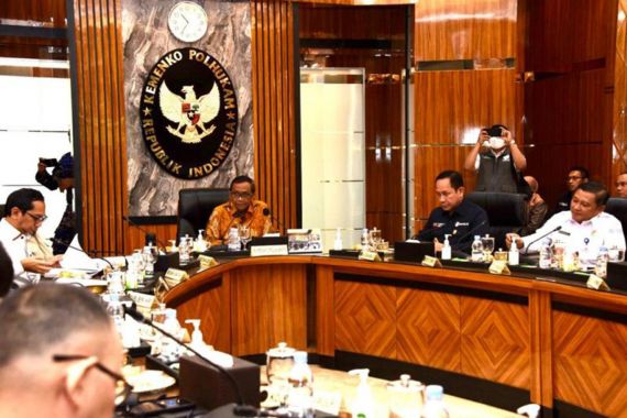 Laksdya TNI Aan Kurnia Laporkan Ancaman Keamanan Laut kepada Mahfud MD - JPNN.COM
