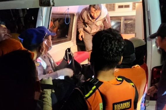 Hilang Terseret Ombak di Pantai Manalusu Garut, Wisatawan Ditemukan Sudah Meninggal Dunia - JPNN.COM