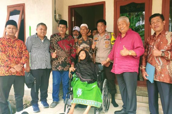 Rachmat Hidayat Bantu Penderita Lumpuh, Termasuk Cucu Wabup Lombok Timur - JPNN.COM