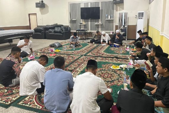 Kapolres Kampar Peringati Malam Nisfu Syaban dengan Kegiatan Khatam Al-Qur'an - JPNN.COM
