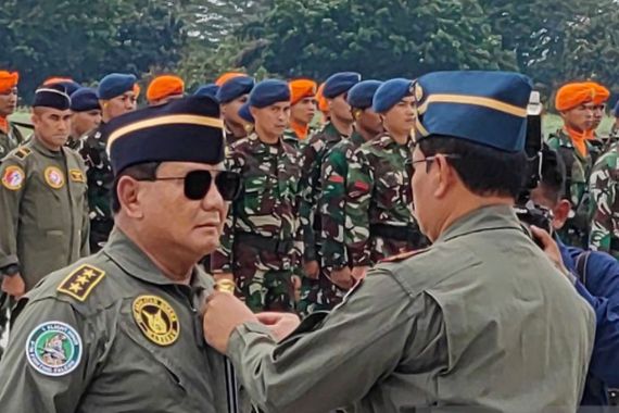 Lihat, Banyak yang Melirik saat Prabowo Dapat Brevet Wing TNI AU - JPNN.COM