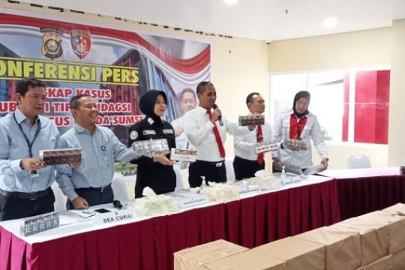 Polda Sumsel Mengamankan Ratusan Ribu Batang Rokok Ilegal di Banyuasin - JPNN.COM