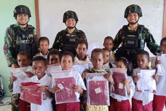 Cerdaskan Anak-Anak Papua, Satgas Yonif R 514 Kostrad Bagikan Ratusan Seragam Sekolah - JPNN.COM