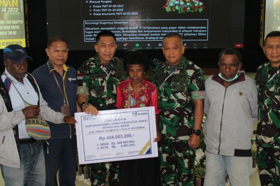 ASABRI Menyerahkan Santunan kepada Prajurit TNI yang Gugur di Yahukimo Papua - JPNN.COM