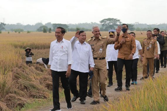 Jokowi Unggah Momen Panen Raya, Warganet Salah Fokus Dukung Prabowo-Ganjar - JPNN.COM