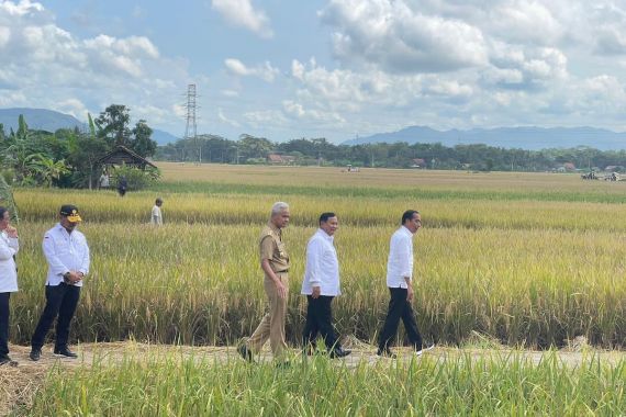 Analisis Pengamat Saat Prabowo-Ganjar Terlihat Bareng Dampingi Jokowi di Kebumen - JPNN.COM