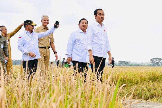 Presiden Jokowi dan Mentan Panen Raya di Kebumen, Bupati Arif Sugiyanto Sampaikan Hal Ini - JPNN.COM