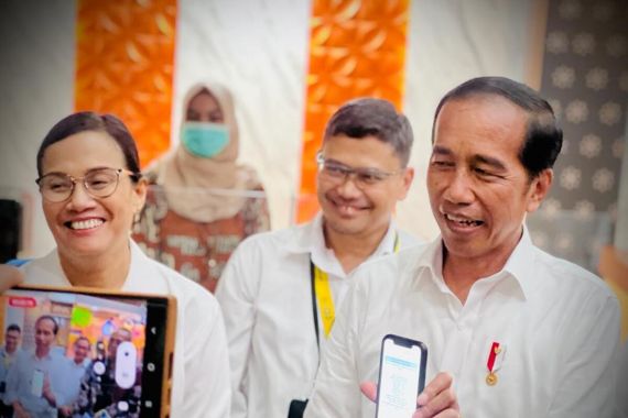 Saat Jokowi Kunjungi Kantor Pajak di Solo, Senyum Sri Mulyani Merekah, Lihat - JPNN.COM