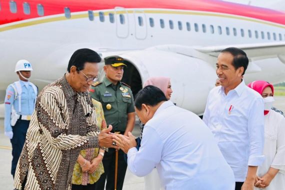 Prabowo Menunduk kepada Gubernur DIY, Jokowi Tertawa, Lihat - JPNN.COM