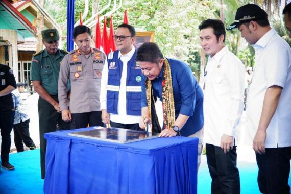 Gubernur Herman Deru Resmikan Jembatan Ayek Bayau Lintang Kanan - JPNN.COM
