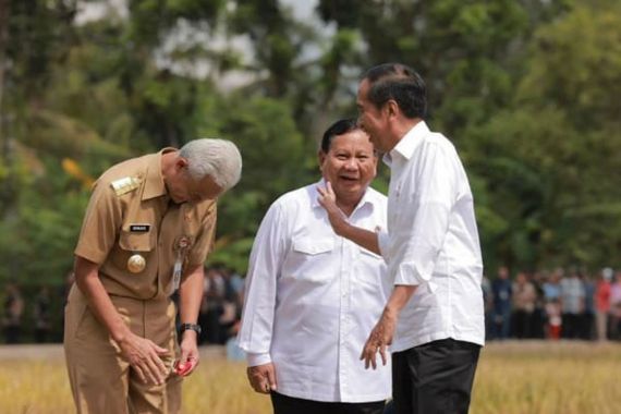Motor Siapa Itu Parkir di Dekat Jokowi, Prabowo, dan Ganjar? - JPNN.COM