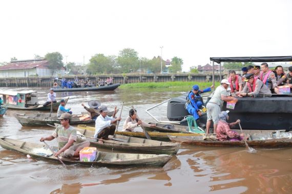 Bawa Perwira Penting di Polda Riau, Irjen Iqbal Serap Aspirasi Warga di Tepian Sungai - JPNN.COM