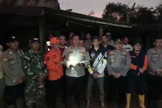 Longsor Menerjang Lampung Barat, 17 Rumah Tertimbun, Puluhan KK Mengungsi - JPNN.COM