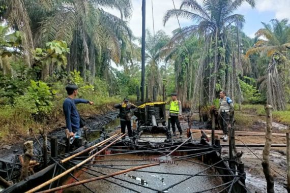 Polisi Tangkap 4 Pelaku Illegal Drilling di Muaro Jambi - JPNN.COM