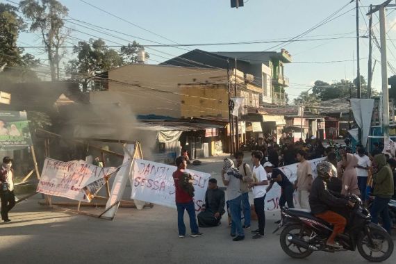 Jalan di Kabupaten Gowa Rusak Parah, Aliansi Pemuda Romang Polong Unjuk Rasa - JPNN.COM