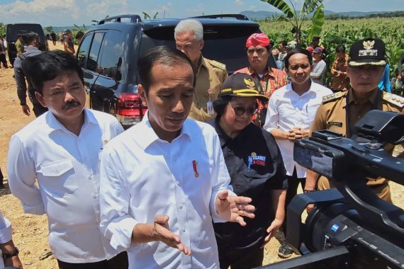 Menteri Hadi Dampingi Presiden Jokowi Serahkan Sertifikat untuk Warga Blora - JPNN.COM