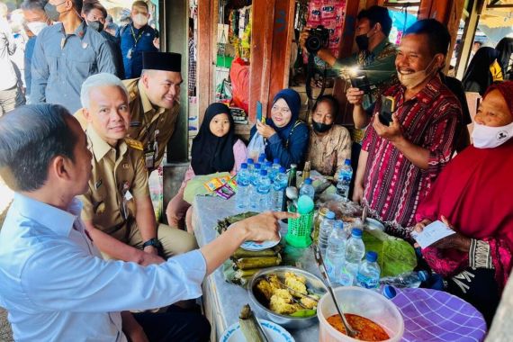 Jokowi Kunjungi Pasar di Blora bersama Ganjar, Hari Ini Tak Ada Prabowo - JPNN.COM