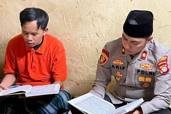 Menjelang Ramadan 1444 H, Kompol Arif Mengajak Tahanan Mengkhatamkan Al-Qur’an - JPNN.COM