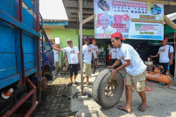 Komunitas Sopir Truk Pendukung Ganjar Salurkan Dongkrak & Kompresor Angin di Sukabumi - JPNN.COM