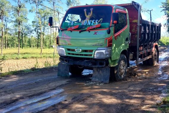 Jalan Penghubung 2 Desa di Lombok Tengah Rusak Parah, Pemkab ke Mana? - JPNN.COM