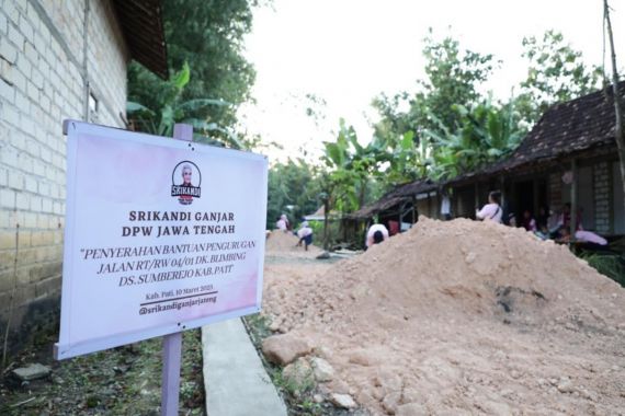 Srikandi Ganjar Jateng Beri Pasir Uruk kepada Warga Desa di Kabupaten Pati - JPNN.COM