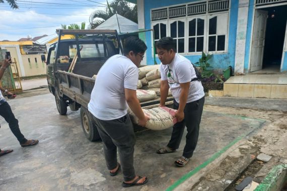 Santri Dukung Ganjar Serahkan Bantuan Bahan Bangunan Untuk Ponpes Abi Ummi - JPNN.COM