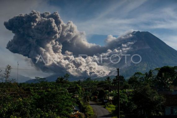 Gunung Merapi Erupsi, Awan Panas Guguran Meluncur Sejauh Ini, Waspadalah - JPNN.COM