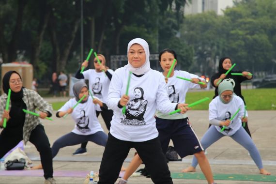 Senam Bareng Ibu-ibu di Lapangan Banteng, Menaker Ida Fauziyah Sampaikan Info Penting - JPNN.COM