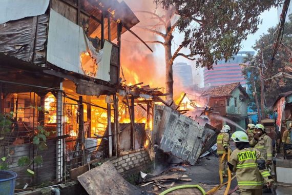 Gulkarmat Jaksel Kerahkan 22 Unit Mobil PBK Padamkan Kebakaran di Setiabudi - JPNN.COM