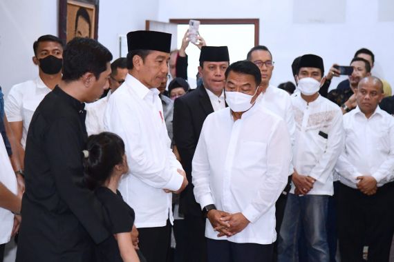 Takziah ke Rumah Duka Almarhumah Istri Moeldoko, Jokowi Berpesan Begini - JPNN.COM